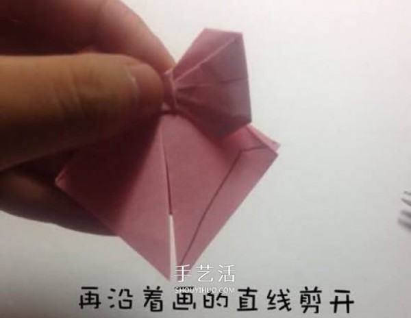 The steps of origami bow and the illustration of how to fold a simple bow