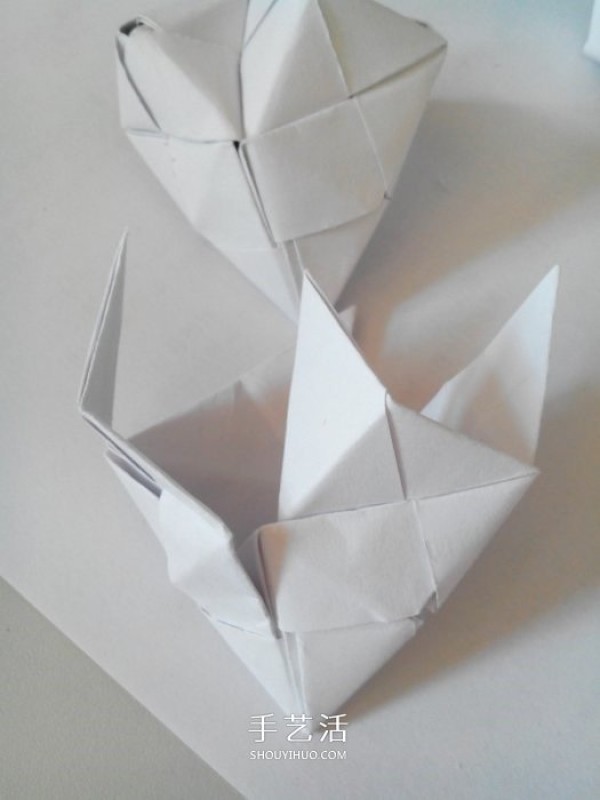 Illustration of folding a multi-faceted cube, step-by-step diagram of origami cube