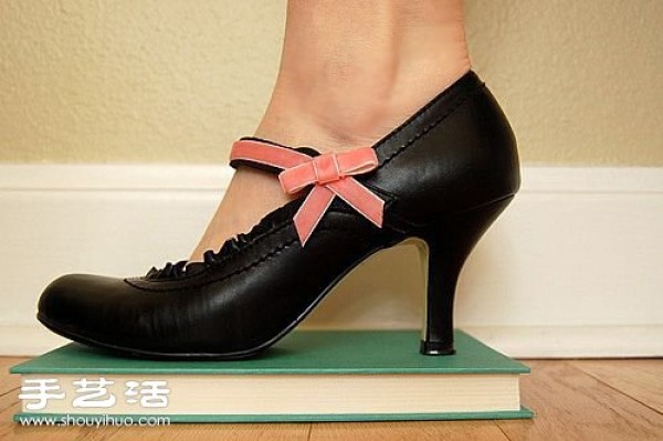 Illustrated tutorial on clever modification of shoes to add cute bow decorations