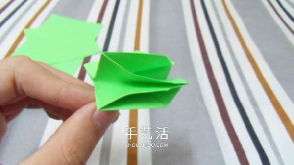 Tutorial on handmade origami flower holders can perfectly match Kawasaki roses