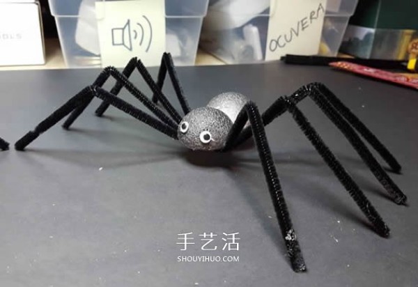 Illustrated hand-made tutorial of a simple Halloween spider for kindergarten