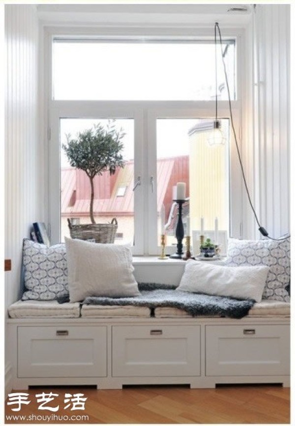 DIY beautiful bay window makes the den full of home atmosphere