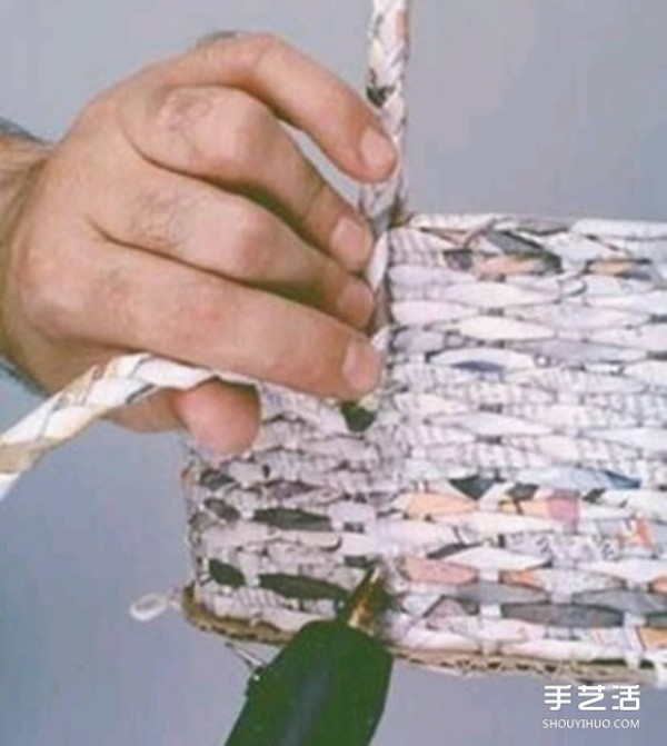 The old newspaper basket weaving method uses cardboard as the bottom of the basket