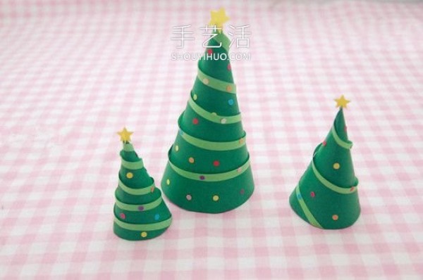 A simple tutorial on how to make a three-dimensional Christmas tree with cardboard