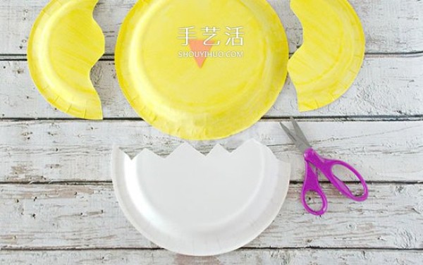 Tutorial on homemade birthday gifts for toddlers, use paper plates to make chicks that have broken shells