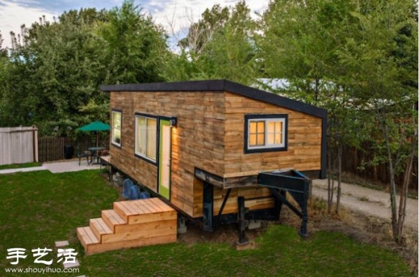 Look at the cozy cabin built by American architects on a flatbed trailer