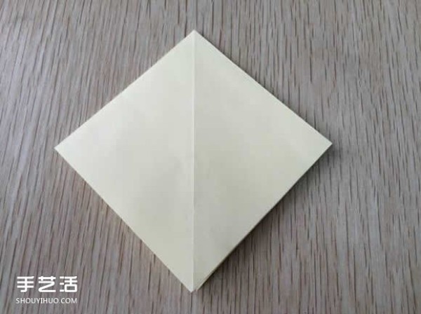 Illustrated tutorial on how to fold an eight-petal flower, steps in the process of origami an eight-petal flower