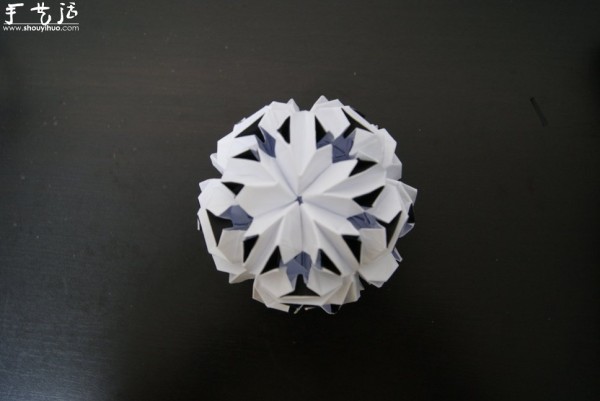 Appreciation of paper-colored love song in black and white with origami works