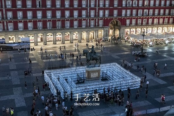 15,000 plastic bottles form a maze to show the shocking amount of waste discarded every day