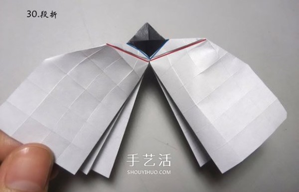 A detailed step-by-step diagram of origami butterflies and a diagram of how to fold a hand-made cabbage pink butterfly