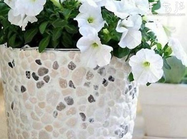 DIY Nordic-style garden pots from scrap iron buckets