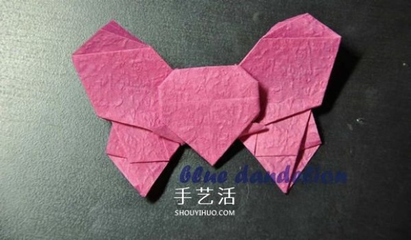 Illustrations of how to fold a romantic butterfly heart, step-by-step pictures of origami butterfly hearts