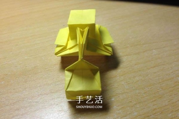 The origami method of an excavator illustrates the folding process of a manual excavator