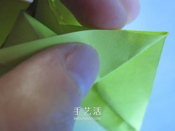 The origami illustration of the original paper rose is very detailed