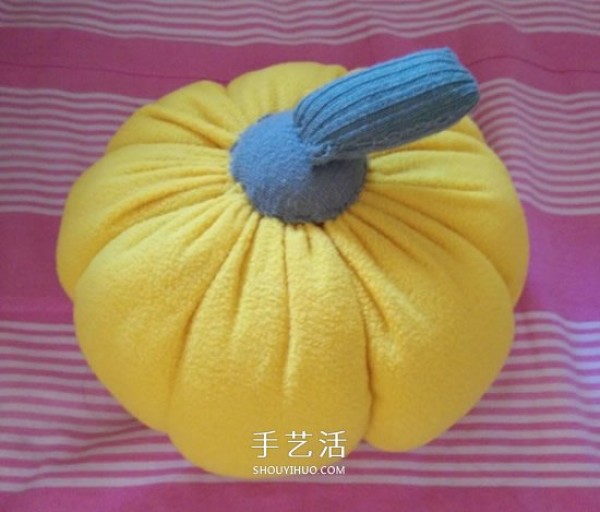 Old clothes are transformed into pumpkin pillows and handmade fabric pumpkin pillows are made