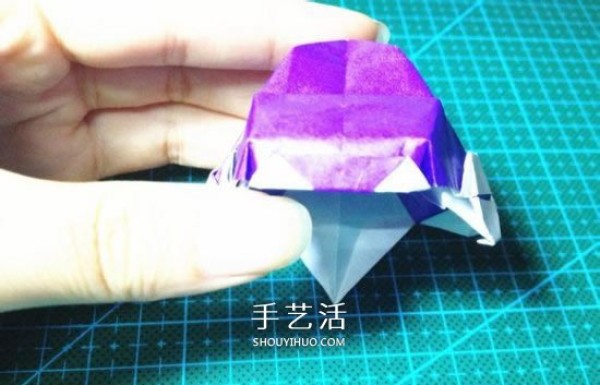 Illustration of how to fold a three-dimensional car, how to fold a hand-made origami car