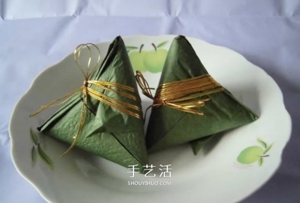 Detailed step-by-step diagram of the folding method of hand-made origami rice dumplings for the Dragon Boat Festival