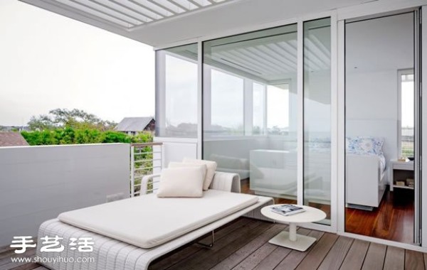 White villa decoration design that embraces the natural light of the harbor