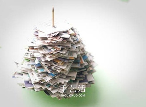 The way to make a Christmas tree from waste newspapers and magazines is simple and beautiful