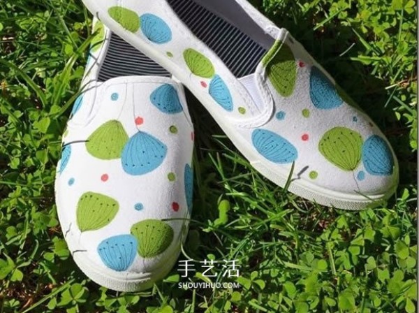 How to transform white canvas shoes by hand painting to transform white canvas shoes