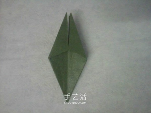 Illustration of the origami steps of a rose. Use hand-kneaded paper to fold 25-petal roses.