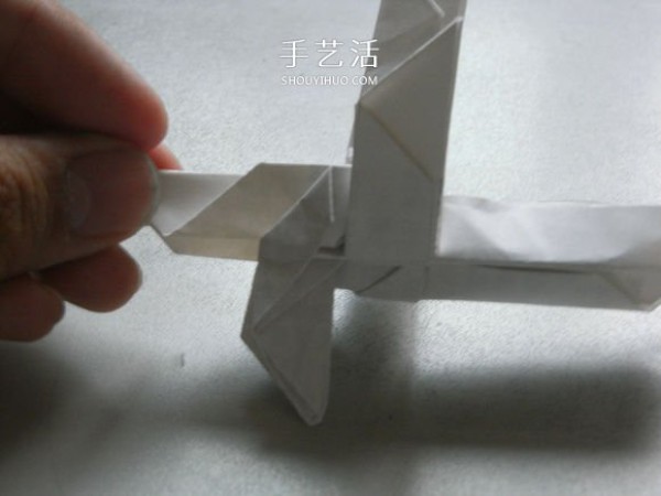 The origami method of a biplane, the step-by-step diagram of how to fold a biplane