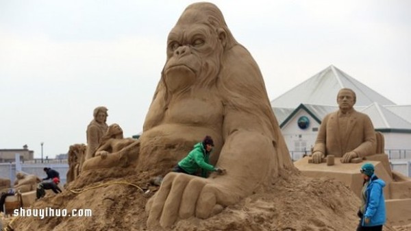 Hollywood movie themed sand sculptures to feel the artistic charm of sand