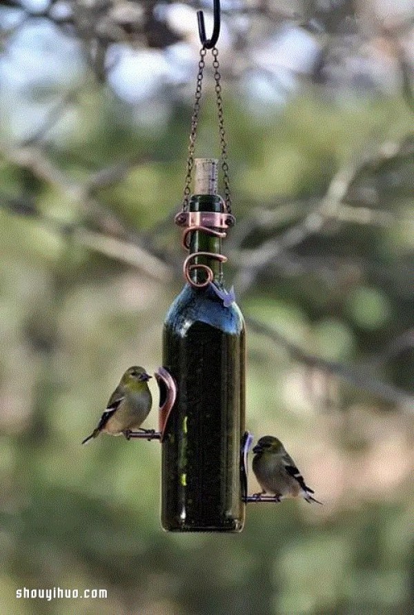 Small production of glass wine bottles that turn waste into treasures. Each model is very bourgeois! 