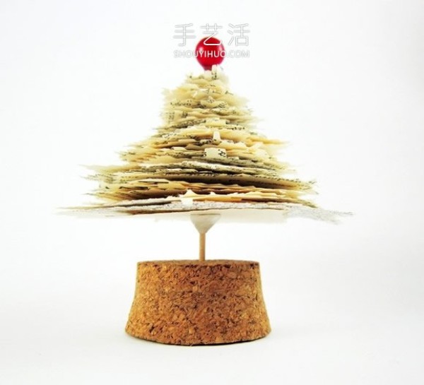 Tutorial on making a handmade Christmas tree by using waste wine bottle corks