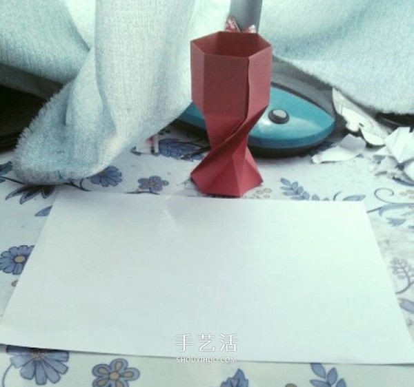 A tutorial on how to fold a simple goblet and a tutorial on how to fold an origami red wine glass