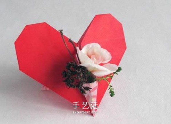 Illustration of how to fold a love flower arrangement, a simple heart-shaped origami with a vase