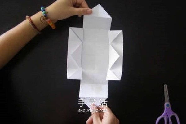 Illustration of the folding method of a simple garbage box, handmade origami square garbage box