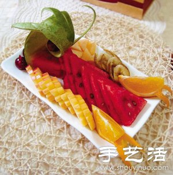 How to make watermelon + honeydew melon + apple + raisin + banana fruit platter