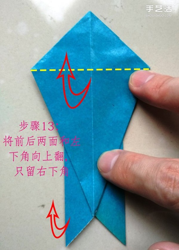 The folding method of the frog on the leaf illustrates the process of the frog on the origami leaf