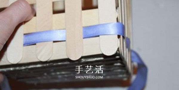 How to use ice cream sticks to make storage baskets. Illustrations of homemade small baskets for children.