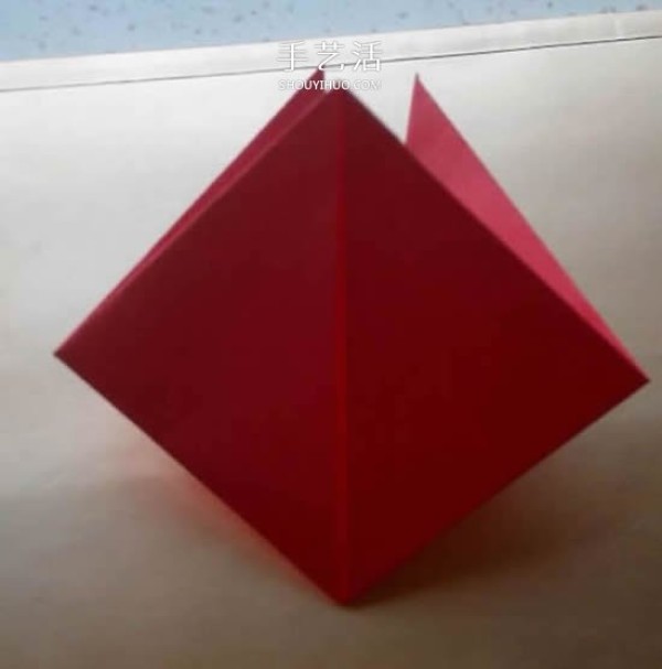 Childrens simple origami box tutorial: Illustration of the folding method of a tripod-shaped paper box