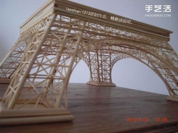 A detailed illustrated tutorial on making a model of the Eiffel Tower using chopsticks and bamboo skewers