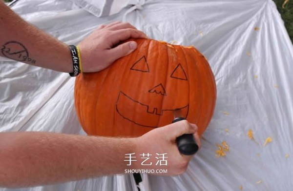 Detailed step-by-step illustration of making a Halloween jack-o-lantern with pumpkins