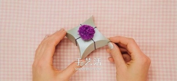 Detailed illustration of how to draw an unfolded picture of a wedding candy box and an origami gift box