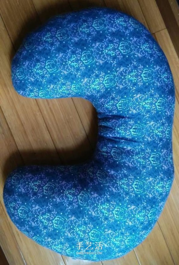 A simple way to transform a childs sofa into a homemade baby sofa using a nursing pillow