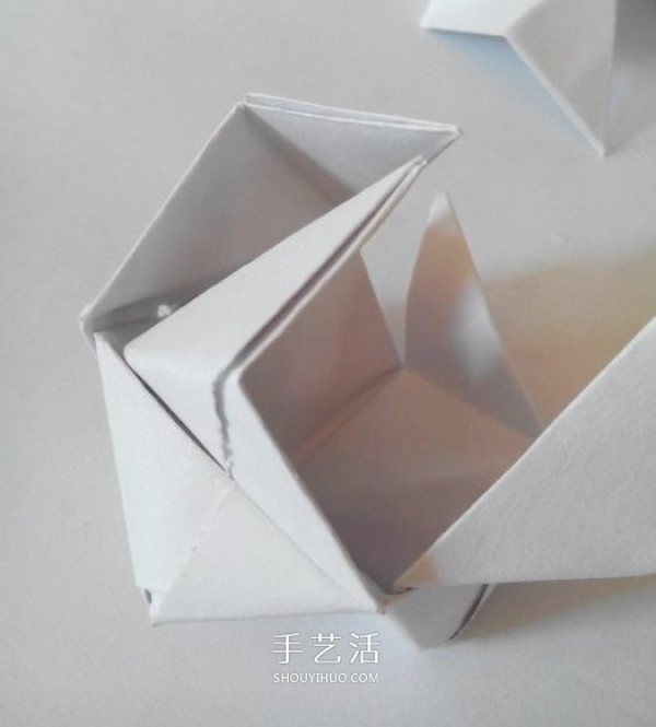 Illustration of folding a multi-faceted cube, step-by-step diagram of origami cube