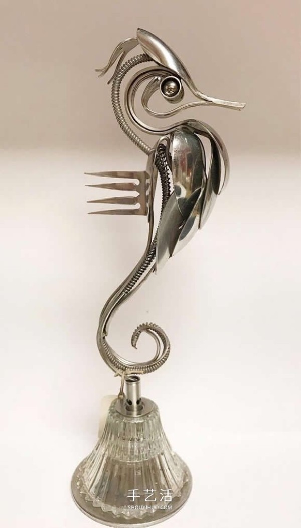 It turned out to be an exquisite bird sculpture handicraft made with a spoon