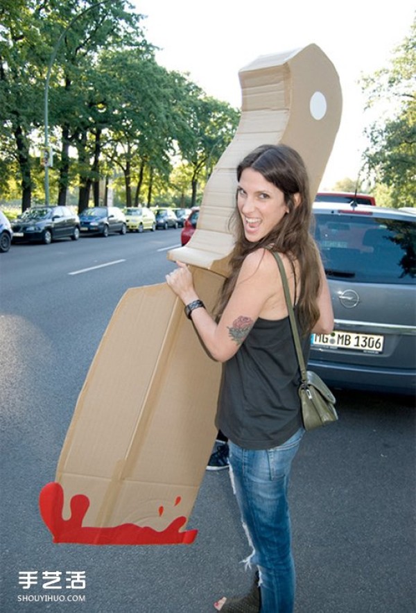 Use cardboard to make a giant knife for street art~