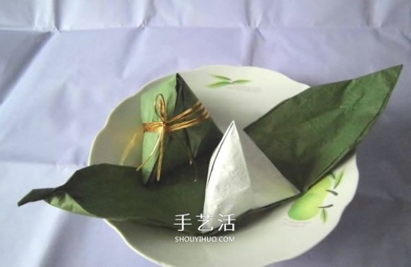 Detailed step-by-step diagram of the folding method of hand-made origami rice dumplings for the Dragon Boat Festival