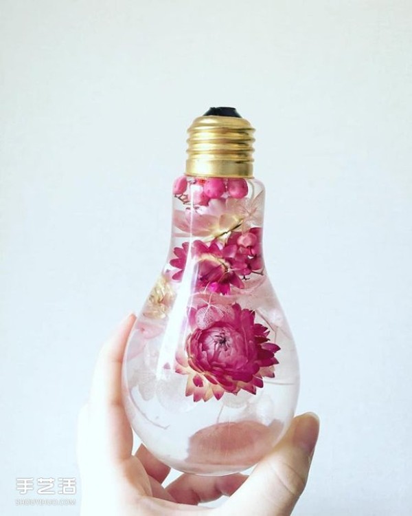 Japanese flower artist creates super dreamy light bulb floral decorations