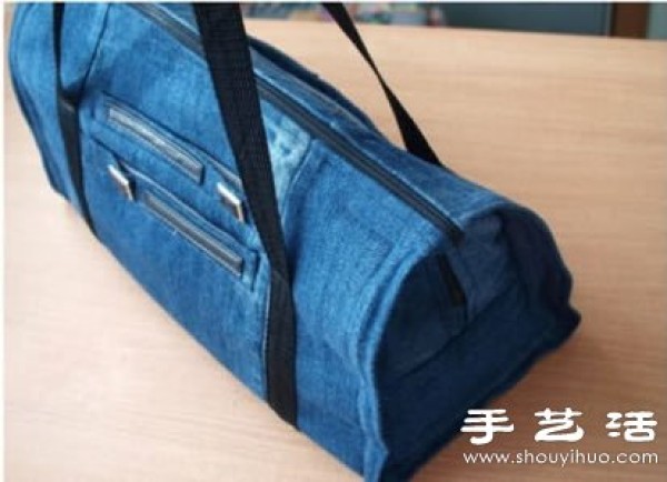 DIY makes a large-space luggage bag by renovating old jeans