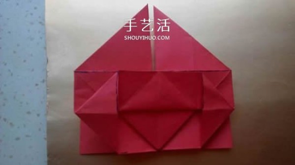 Childrens simple origami box tutorial: Illustrations on how to fold a tripod-shaped paper box