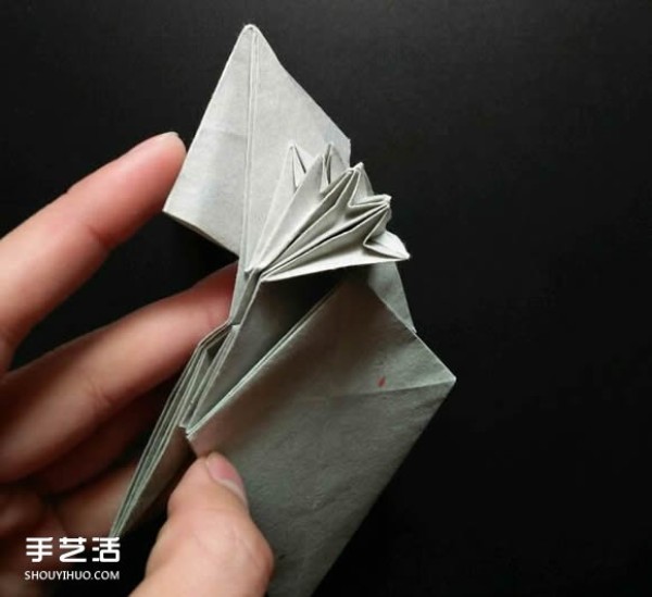 Super complex origami shark illustration, detailed steps for folding a three-dimensional shark