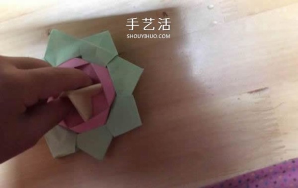 How to fold a spinning paper top with a simple flower-shaped top origami tutorial