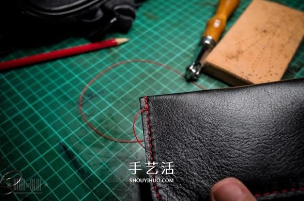 Old leather bags are transformed into fashionable mobile phone cases. Old leather bags are transformed into treasures into mobile phone cases